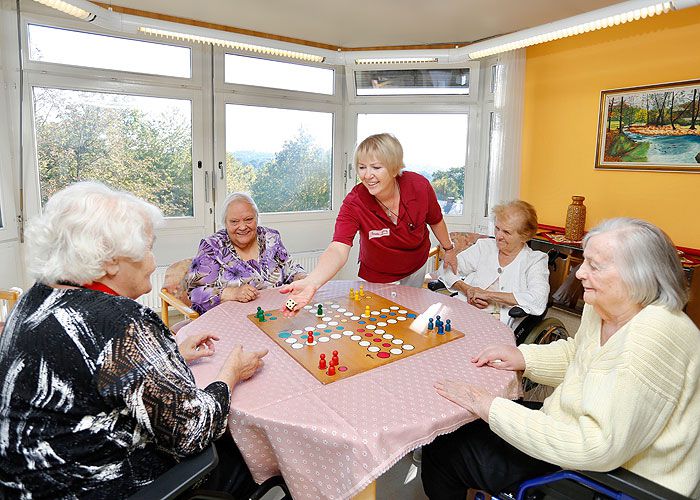 Gemeinsames Spielen im Antoniusheim Altenzentrum in Wiesbaden