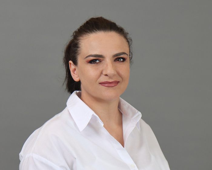 Arieta Mehaj-Hylaj ist Pflegedienstleiterin im Antoniusheim Altenzentrum Wiesbaden