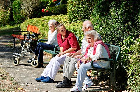 Freunde und Bekannte treffen im Park des Antoniusheim Altenzentrum und Altersheim in Wiesbaden