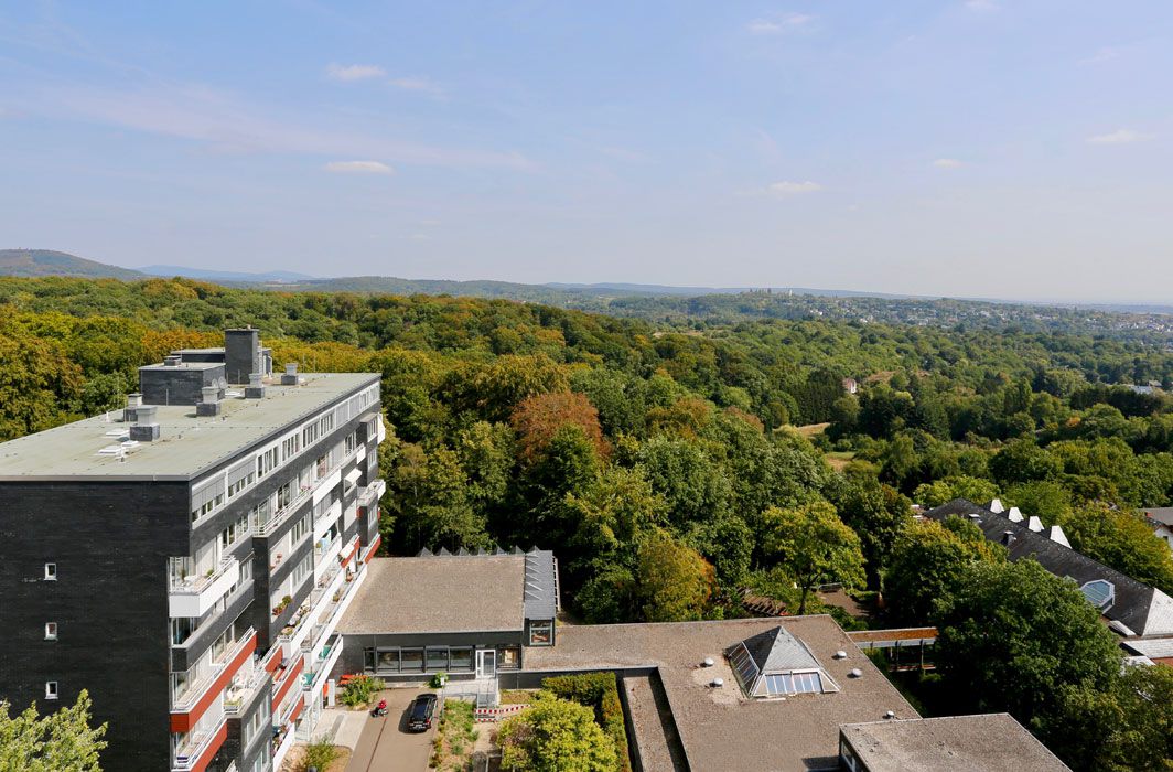 Das Antoniusheim Altenzentrum in Wiesbaden mit Blick in den Taunus